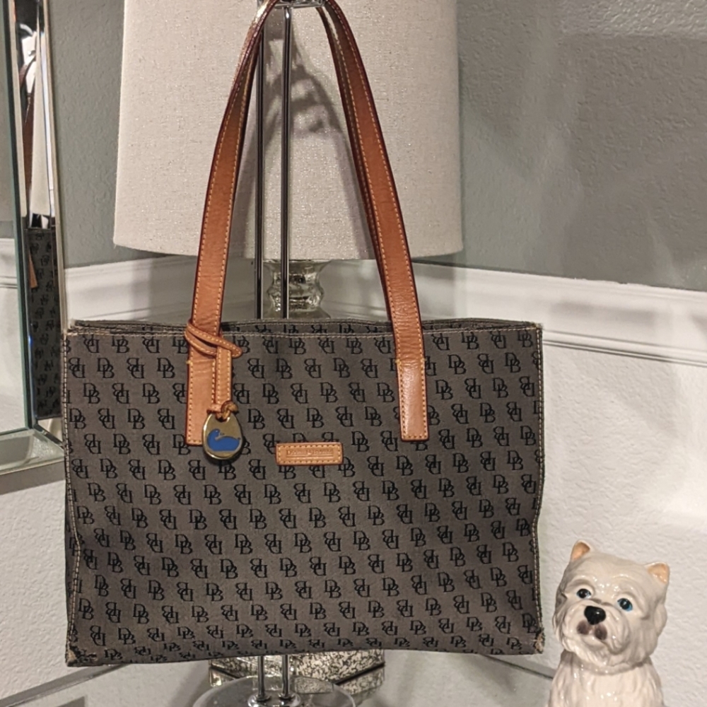 Dooney & toe shoulder bag in navy